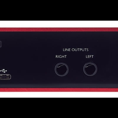 Interface de áudio Focusrite vermelha e preta com saídas de linha
