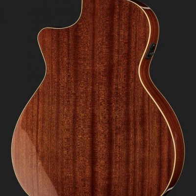 Parte traseira de guitarra acústica em madeira castanha brilhante com contornos claros