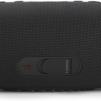 Coluna portátil preta com botão e superfície texturizada