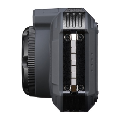 Câmara fotográfica preta vista de lado com lente e faixa metálica