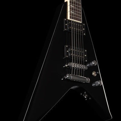 Guitarra elétrica preta com corpo em forma de V