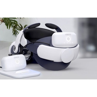 Dispositivo de realidade virtual preto e branco com acessórios brancos BORUVU numa superfície cinza