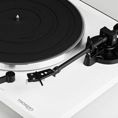 Gira-discos branco com prato e braço de leitura pretos e texto THORENS