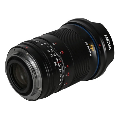 Objetiva fotográfica Laowa FTN 50mm F2.8 MF preta com anel de foco manual e anel de abertura com numeração