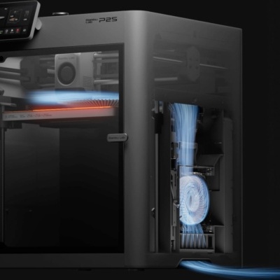 Impressora 3D preta Bambu Lab P2S com tela e iluminação interior