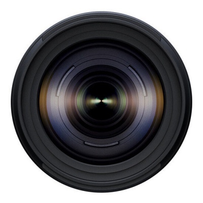 Lente de câmara preta vista de frente com reflexos coloridos