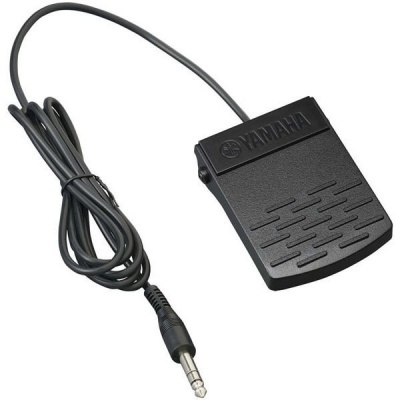 Pedal preto da marca YAMAHA com cabo longo e conetor jack de 3,5 mm