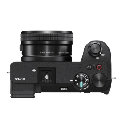 Vista superior da câmara digital Sony Alpha 6700 preta com lente 16-50 mm