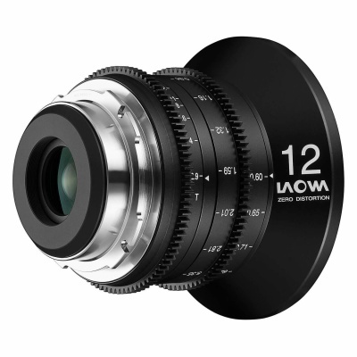 Objetiva fotográfica Laowa 12 mm com texto '12 LAOWA ZERO DISTORTION'