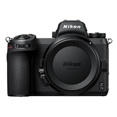 Câmara digital Nikon Z 7II com corpo preto e tampa Nikon Z mount