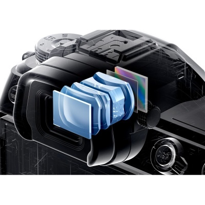 Câmara fotográfica preta com representação digital da lente e elementos óticos internos em azul e cores translúcidas