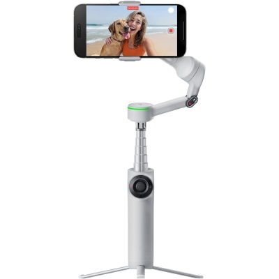 Gimbal estabilizador branco com suporte e smartphone mostrando vídeo