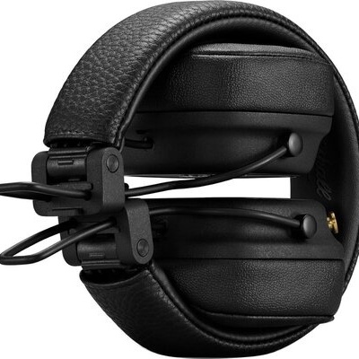 Auriculares preto dobrados com acabamento em couro e almofadas macias