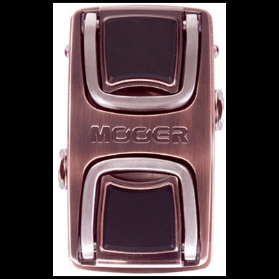 Pedal de efeito para guitarra em metal bronze com botões pretos e logo MOOER