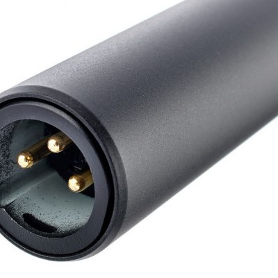 cabo com conector XLR masculino preto e dourado