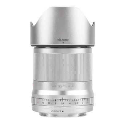 Objetiva fotográfica Viltrox AF 33mm f/1.4 prata com anel de ajuste