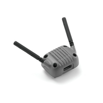 Dispositivo eletrônico cinzento com duas antenas e porta USB