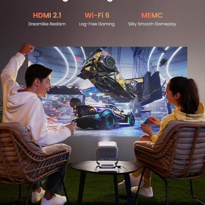 Duas pessoas jogam videojogos com projetor e cadeiras de vime