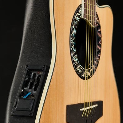 Guitarra acústica bicolor com equalizador na lateral