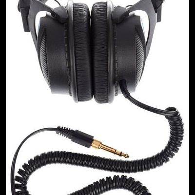 Auscultadores pretos com cabo espiral e conector jack dourado