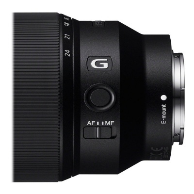 Objetiva fotográfica preta Sony com anel de foco e seleção AF/MF