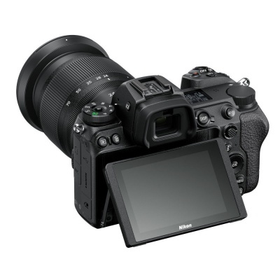 Câmara digital Nikon preta com ecrã LCD articulado visível