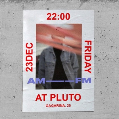 Poster com imagem de pessoa e texto vermelho e azul afixado numa parede cinzenta