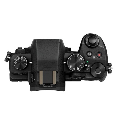 Vista superior de câmara Panasonic preta com botões e diales visíveis