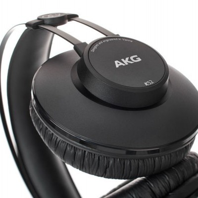 auscultadores AKG pretos com almofadas acolchoadas e estrutura ajustável