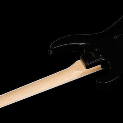 Guitarra elétrica preta com braço em madeira clara vista de trás