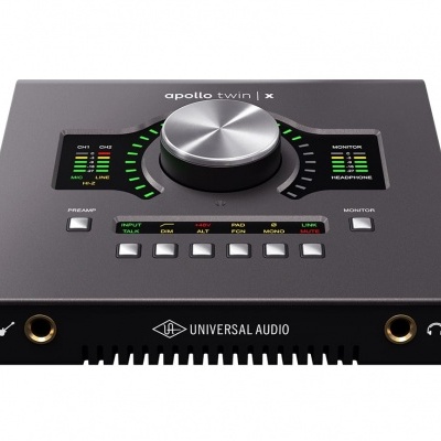 Interface de áudio preta Universal Audio Apollo Twin X com botões e indicadores LED