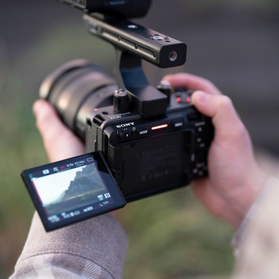 Câmara digital Sony com écran LCD articulado e lente preta a ser segurada