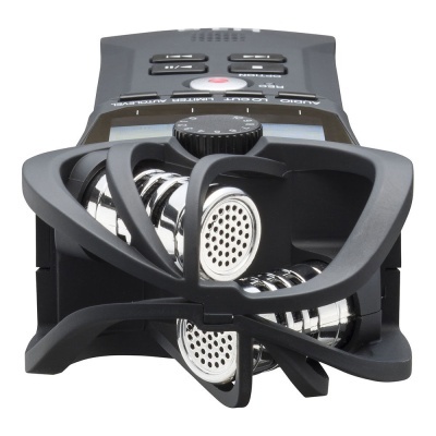 gravador de áudio portátil preto com grelha metálica e proteção plástica