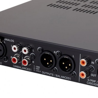 Painel traseiro de equipamento de áudio com conectores XLR e RCA e texto de entradas e saídas