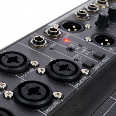 Painel de mesa de mistura áudio com conectores XLR e jack, LEDs vermelhos e etiquetas MIC/LINE.