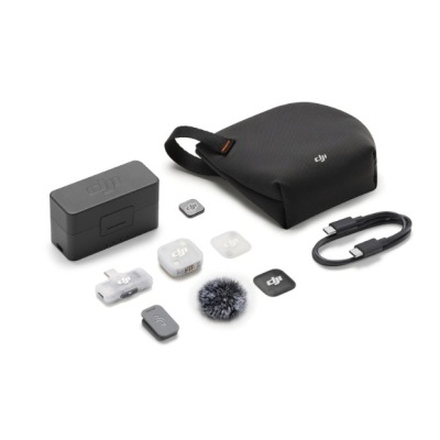Acessórios DJI em preto e cinzento com bolsa, cabo USB-C e microfone com proteção peluda.