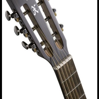 Cabeça de guitarra acústica em madeira escura com cordas e cravelhas pretas e douradas