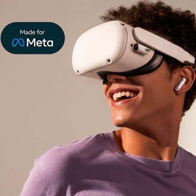 Pessoa a usar headset de realidade virtual branco e auriculares, texto 'Made for Meta'