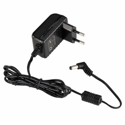 Carregador elétrico preto com cabo e ficha tipo europeu