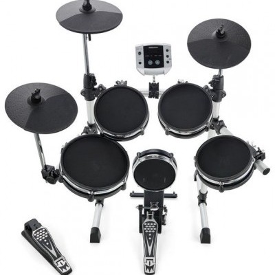 bateria eletrónica com cinco pads negros, três pratos pretos, dois pedais e módulo de controlo branco