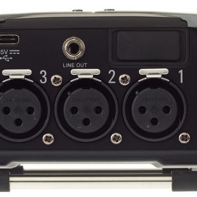 Interface de áudio com três entradas XLR numeradas