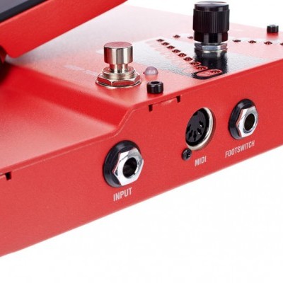 pedal de efeitos para guitarra vermelho com botões e jacks pretos