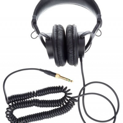 Headphones pretos com cabo em espiral e conector jack dourado