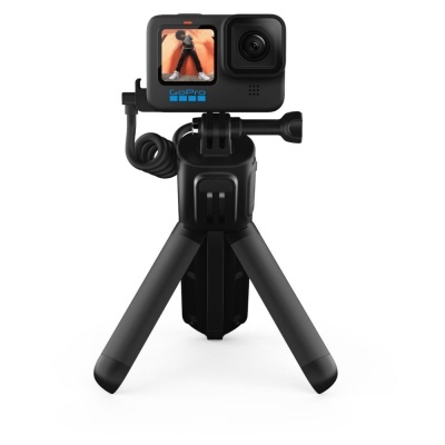 Câmara de ação GoPro preta montada num tripé preto com visor frontal exibindo imagem
