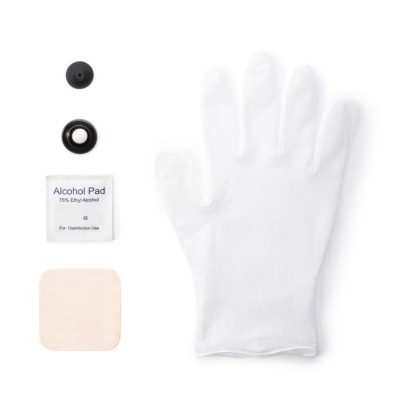 Kit com luva branca, almofada de álcool e curativo