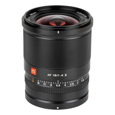 Objetiva fotográfica preta com marcação AF 13/1.4 Z