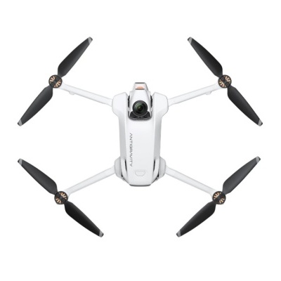 Drone branco com quatro hélices pretas e câmera frontal