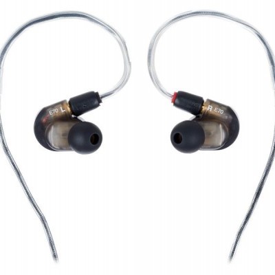 Auriculares intra-auriculares pretos com cabos transparentes e ponteiras de silicone pretas