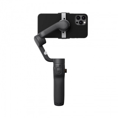 Estabilizador gimbal preto com smartphone preto e fundo branco.