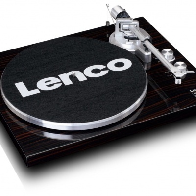 Gira-discos Lenco preto com base em madeira escura e braço metálico